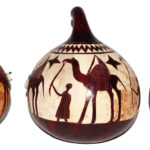 KK0009-3 Kalebassen Krippe groß KK0009-4 Kalebassen Krippe klein aus Kürbis braun / schwarz-natur verschließbar mit Figuren aus Sisal Kenia